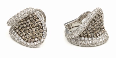 Paar 18 kt Gold Brillant-Ohrstecker, WG 750/00, geschwungene Form, insg. ca. 350 Brillanten zus. ca. 3.56 ct Weiß-Braun/si, ca.13.2 g
