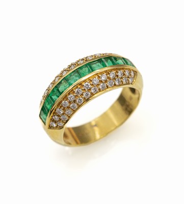 18 kt Gold Smaragd-Brillant-Ring, GG 750/000, 10 Smaragd-Carrees zus. ca. 1.36 ct (grav.), 50 Brillanten zus. ca. 0.55 ct (grav.) Weiß/si, RW 55, ...