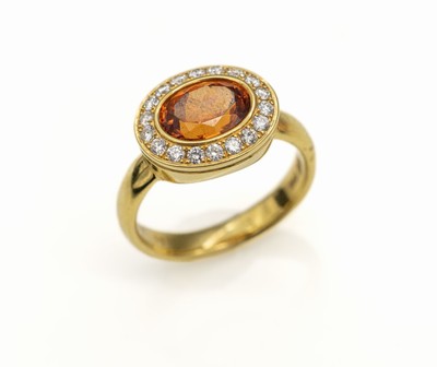 18 kt Gold Saphir-Brillant-Ring, GG 750/000, ovaler Ringkopf, mittig ovalfacett. gelb-oranger Saphir ca. 2.54 ct (grav.) umgeben von 18 Brillanten ...