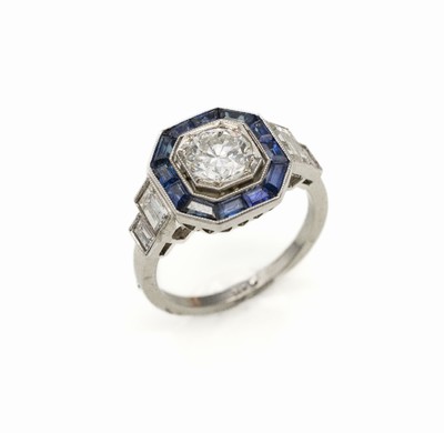 Platin Art-Deco-Saphir Diamant Ring, mittig Altschliffdiam., Ringschultern mit Diamantbaguettes zus. ca. 1,00 ct Weiß/si-p, facett. Saphire zus. ...