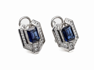 Paar 18 kt Gold Saphir-Diamant-Ohrstecker, WG 750/000, geometrisches Design, 2 Saphire imTreppenschliff ca. 3.75 ct, 48 Brillanten zus.ca. 0.59 ct ...