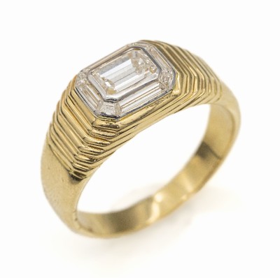 18 kt Gold Diamant Ring, GG 750/000, mittigDiamant im Emerald Cut ca. 0.90 ct, 8 Diamanttrapeze zus. ca. 0.50 ct Weiß/si, ca. 12.1 g, RW 66