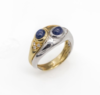18 kt Gold Saphir-Brillant-Ring, GG/WG 750/000, asymm. Ringschiene, 2 ovale Saphir- cabochons zus. ca. 1,00 ct, Brillanten zus. ca. 0.66 ct ...