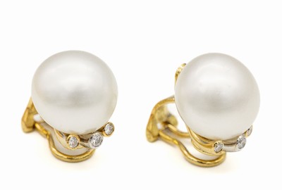Paar 18 kt Gold Brillant-Perl-Ohrclips, GG/WG 750/000, 2 gr. Zuchtperlen, D. ca. 19 mm, 6 Brillanten zus. ca. 0.19 ct Weiß/si, ca.14.6 g