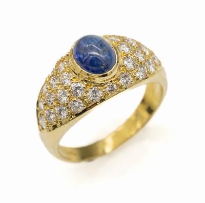 18 kt Gold Saphir-Brillant-Ring, GG 750/000, mittig erhaben gefasster Saphir- Cabochon ca. 1.29 ct, 32 Brillanten zus. ca. 1.51 ct Weiß/si, RW 56, ...