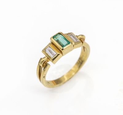 18 kt Gold Smaragd Diamant Ring, GG 750/000, mittig rechteckig facett. Smaragd ca.0.30 ct, 2 Diamantbaguettes zus. ca. 0.20 ct Weiß/si, RW 53, ca. ...