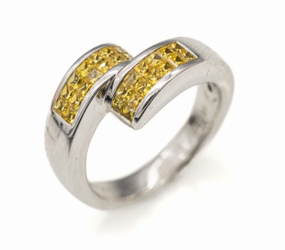 18 kt Gold Diamant Ring, WG 750/000, 18 Diamanten im Princess Cut im invisible setting zus. ca. 0.80 ct Gelb (beh.)si, total ca. 8.9 g, RW 51