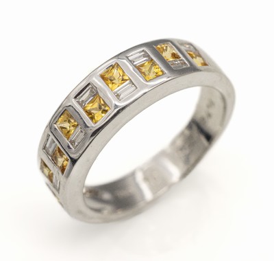 18 kt Gold Diamant-Saphir-Ring, WG 750/000,9 gelbe Saphire im Princess-Cut zus. ca. 0.76 ct, 9 Diamant-Baguettes zus. ca. 0.26 ct Weiß/si, RW 55, ...