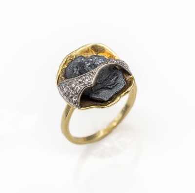 18 kt Gold Meteorit Diamant Ring, GG/WG 750/000, Meteoriteinlage ca. 2.00 ct, in WG gefasste Diamanten zus. ca. 0.12 ct Weiß/si, RW 56, ca. 6.7 g,