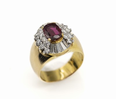 18 kt Gold Rubin-Diamant-Ring, GG 750/000, mittig erhaben gefasster ovalfacett. Rubin ca.2.00 ct, umgeben von 18 Brillanten und 10 Diamant-Trapeze ...