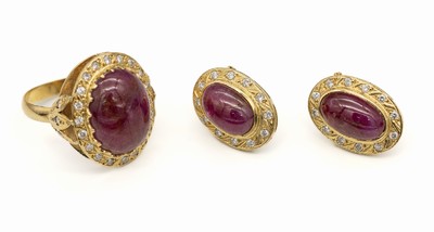14 kt Gold Rubin-Brillant-Schmuckset, GG 585/000, best. aus: Ring, RW 66, und 1 Paar Ohrstecker mit Clipbrisuren, insg. 3 Rubin- Cabochons zus. ca. ...