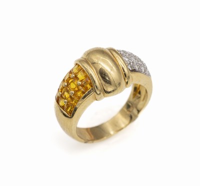 18 kt Gold Brillant Saphir Ring, GG 750/000, 12 facett. gelbe Saphir-Carrees zus. ca. 1.30 ct, in WG gefasste 18 Brillanten zus.ca. 0.27 ct Weiß/ ...