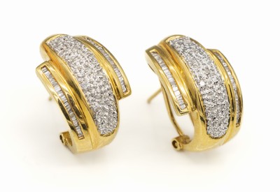 Paar 18 kt Gold Diamant-Ohrstecker, GG/WG 750/000, 70 Diamant-Baguettes und 26 8/8- Diamanten zus. ca. 1.10 ct Weiß/si, ca. 9.5 g,Clipbrisuren