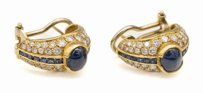 Paar 18 kt Gold Saphir-Brillant-Ohrstecker, GG 750/000, 2 Saphir-Cabochons und 28 Saphir- Carrees zus. ca. 3.20 ct, 100 Brillanten zus. ca. 2.00 ct ...