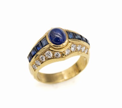 18 kt Gold Saphir-Brillant-Ring, GG 750/000, 1 Saphircabochon und 8 Saphircarrees zus. ca. 1.50 ct, 20 Brillanten zus. ca. 0.80 ct Weiß/si, RW 52, ...