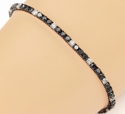 18 kt Gold Diamant-Armband, WG 750/000, z.T. geschwärzt, 48 Diamanten zus. ca. 5.24 ct Schwarz, 16 Brillanten zus. ca. 1.44 ct feines Weiß/vs, L. ...
