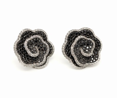 Paar 18 kt Gold Diamant-Ohrclips, WG 750/000, in Blütenform, 8/8-Diamanten zus. ca.5.33 ct Schwarz, Brillanten zus. ca. 1.86 ct feines Weiß/vs, ...