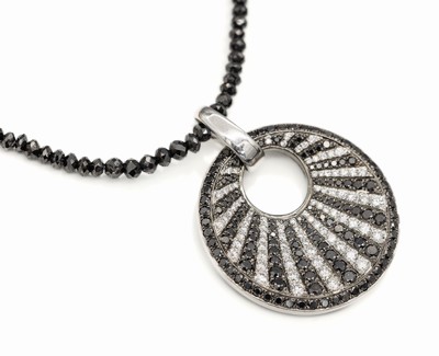 18 kt Gold Diamant-Clipanhänger an Diamant- Kette, WG/GG 750/000, Brillanten zus. ca. 1,40 ct Weiß/si, schwarze 8/8-Diamanten und facett. ...