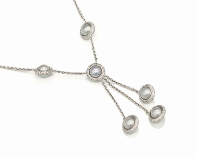 18 kt Gold Zuchtperl-Brillant-Collier, WG 750/000, Mittelteil mit 6 grauen Perlen, D. ca. 6.6 mm, z.T. bewegl. Abhängungen, jew. mit Kranz aus ...