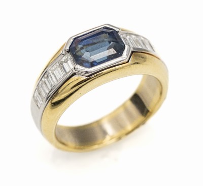 18 kt Gold Saphir-Diamant-Ring, GG/WG 750/000, mittig facett. Saphir im achteckigen Treppenschliff ca. 2.26 ct, 10 Diamant- baguettes zus. ca. 0.91 ...