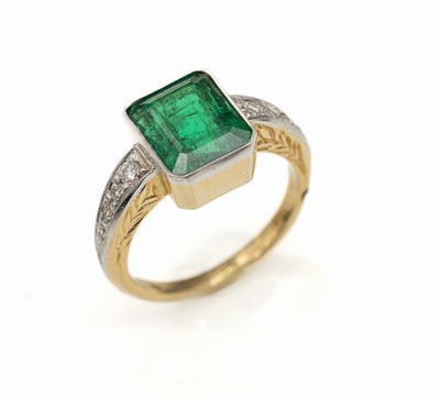 18 kt Gold Smaragd-Brillant-Ring, GG 750/000, mittig Smaragd im Treppenschliff ca. 5.00 ct, 8 Brillanten zus. ca. 0.80 ct Weiß/si, RW 51, ca. 5.4 g