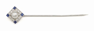 18 kt Gold Zuchtperl-Saphir-Brillant-Nadel, WG 750/000, mittige Zuchtperle, 4 viereckig facett. Saphire zus. ca. 0.20 ct, 12 Brillanten zus. ca. 0.50 ...