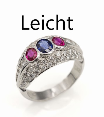 18 kt Gold Rubin-Saphir-Brillant-Ring, WG 750/000, ovalfacett. Saphir ca. 0.54 ct, 2 ovalfacett. Rubine zus. ca. 0.56 ct, Brillanten zus. ca. 0.82 ...