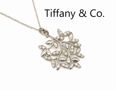 18 kt Gold TIFFANY & Co. Brillant-Anhänger, WG 750/000, in Form von Blättern, 28 Brillanten zus. ca. 0.28 ct Weiß/si, an Kette,L. ca. 46 cm, ...