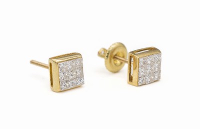Paar 18 kt Diamant-Ohrstecker, GG 750/000, 18 Diamanten im Princess-Cut zus. ca. 0.75 ct (grav.) Weiß/si, ca. 6.6 x 6.6 mm, 1 Schraubbrisur fehlt