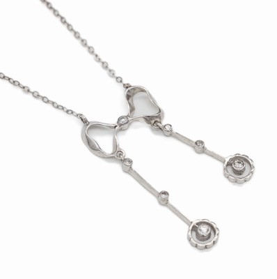 14 kt Gold Brillant-Collier, WG 585/000, Mittelteil in Schleifenform mit 2 bewegl. Abhängungen, 7 Brillanten zus. ca. 0.20 ct Weiß/si, L. ca. 40.5 ...