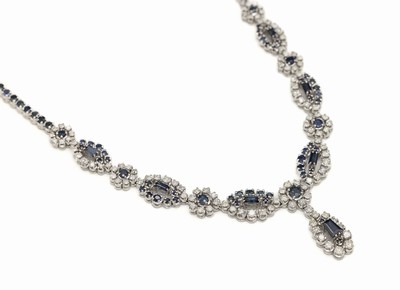 18 kt Gold Brillant-Saphir-Collier, WG 750/000, Saphire in versch. Schliffformen zus.ca. 7.0 ct, 109 Brillanten zus. ca. 5.30 ct Weiß/si-p 1, total ...
