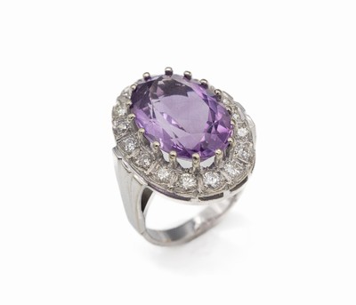 14 kt Gold Amethyst-Brillant-Ring, WG 585/000, ovalfacett. Amethyst ca. 14.0 ct, sollte nachgefasst werden, 16 Brillanten zus. ca. 1.60 ct l. ...