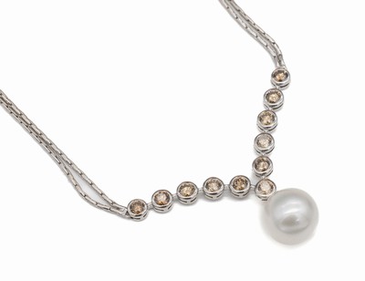 18 kt Gold Perl-Brillant-Collier, WG 750/000, 1 weiße Südseezuchtperle D. ca. 13.5 mm, 11 Brillanten zus. ca. 2.70 ct get. und Braun(beh.)/si, ...
