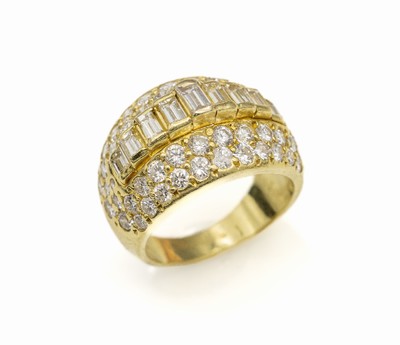 18 kt Gold Ring mit Diamanten, GG 750/000, Ringkopf bes. mit einer erhabenen Reihe aus 9 Diamantbaguettes und 54 Brillanten zus. ca. 3.5 ct Weiß/si, ...