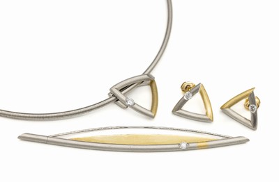 18 kt Gold und Platin Brillant-Schmuckset, GG 750/000 und Pt 950/000, best. aus: Brosche,Anhänger und Paar Ohrstecker, Oberfläche z.T. sat., je 1 ...