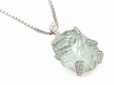 14 kt Gold Aquamarin-Brillant-Anhänger, WG 585/000, facett. Aquamarin im Fantasie- schliff ca. 42,00 ct, Brillanten zus. ca. 0.70ct Weiß/si, an ...