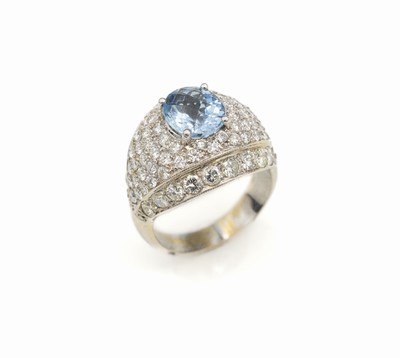 18 kt Gold Brillant-Aquamarin-Ring, WG 750/000, mittig erhaben gefasster ovalfacett. Aquamarin ca. 2.0 ct, 100 Brillanten zus. ca. 3.8 ct ...
