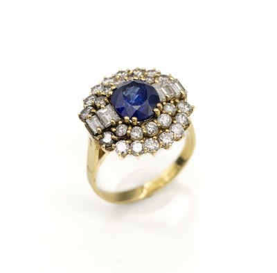 18 kt Gold Saphir-Diamant-Ring, GG 750/000,ovalfacett. Saphir ca. 2.00 ct, 4 Diamantbaguettes und 26 Brillanten zus. ca. 1.50 ct Weiß/si, total ca. ...