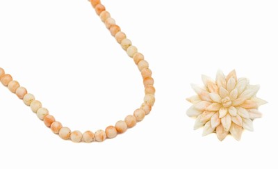 Konvolut Korallen-Schmuck, best. aus: 1 Collier aus Korallen-Kugeln, D. ca. 6 mm, L. ca. 42.5 cm, Federringschließe, Metall verg., und 1 ...