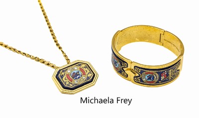 MICHAELA FREY Schmuckset, Metall verg., best. aus: Armspange, D. ca. 6 cm, und 1 Anhänger an Kette, L. ca. 52 cm, Karabinerschließe, maritime ...