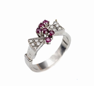 18 kt Gold Rubin-Diamant-Ring, WG 750/000 gepr., 10 8/8-Diamanten zus. ca. 0.12 ct Weiß/p1, 6 rundfacett. Rubine zus. ca. 0.16 ct, Ringschiene ...