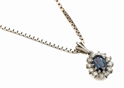 14 kt Gold Diamant-Saphir-Anhänger, WG 585/000, mittig ovalfacett. Saphir ca. 1.00 ctumgeben von 12 8/8-Diamanten zus. ca. 0.24 ct Weiß/si-p1, an ...