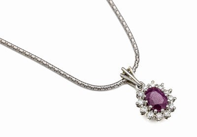 14 kt Gold Rubin-Diamant-Anhänger, WG 585/000, mittig ovalfacett. Rubin ca. 1.00 ct,umgeben von 12 8/8-Diamanten zus. ca. 0.30 ct Weiß/si, an ...