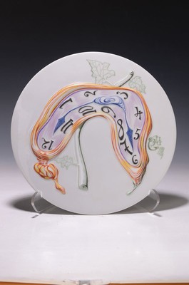 Salvador Dali, Jahresteller von Rosenthal 1976, runder POrzellanteller mit leicht erhabenem Uhrenmotiv auf weißem Fond, unterseitig gemarkt und num. ...