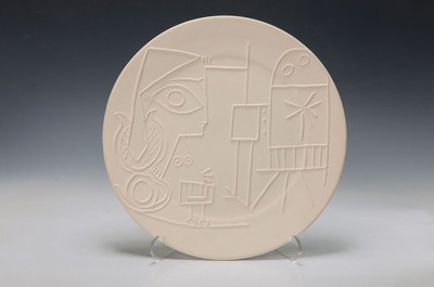Pablo Picasso, 1881 Malaga - 1973 Mougins, große runde Schale, Fayence, Reliefdekor: "Jacqueline au Chevalet", 1956, Oberseite unglasiert, ...