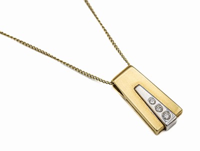 14 kt Gold Brillant-Anhänger, GG/WG 585/000, 3 Brillanten zus. ca. 0.09 ct (grav.)Weiß/si- p1, ca. 2.1 x 1 cm, an Kette, GG 585/000, L. ca. 53.5 ...