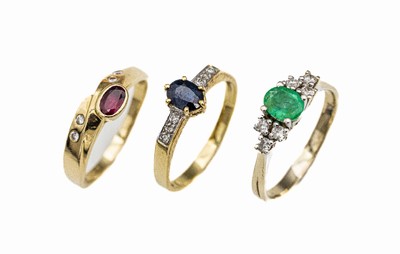 Konvolut 3 14 kt Gold Farbstein-Diamant-Ringe, GG und WG 585/000, best. aus: 1 Ring mit ovalfacett. Rubin ca. 0.25 ct und 4 Brillanten zus. ca. 0.04 ...