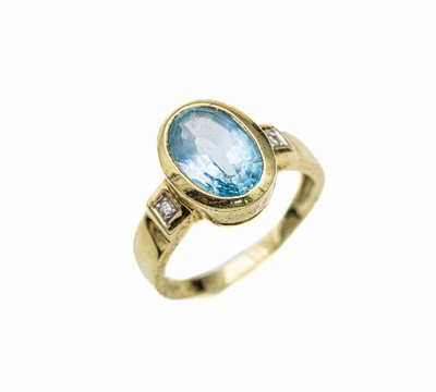 14 kt Gold Topas-Brillant-Ring, GG 585/000,mittig ovalfacett. Blautopas (beh.) ca. 4.0 ct, Ringschultern mit insg. 2 Brillanten zus. ca. 0.02 ct ...