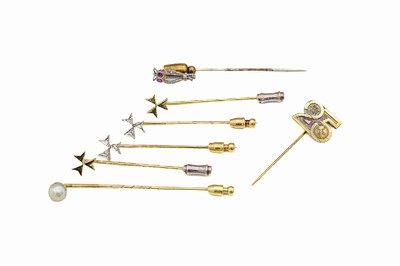 Konvolut 7 Krawattennadeln, GG und WG 585/000, 2 x Kreuz mit kl. Brillanten, 2 x Kreuz, 1 x mit Zuchtperle, D. ca. 7 mm, 1 x 25jähriges ...