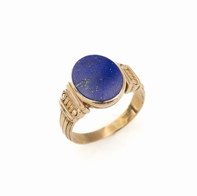 14 kt Gold Lapislazuli-Herrenring, GG 585/000, 1930er-Jahre, klassizistisch gestaltete Ringschultern, ovale Lapislazuli-Platte, RW 64, ca. 9.9 g